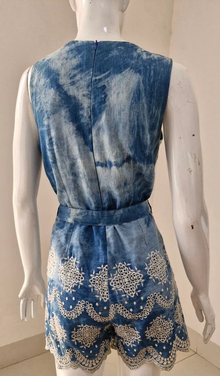 Macacão Jeans com Detalhes em Renda