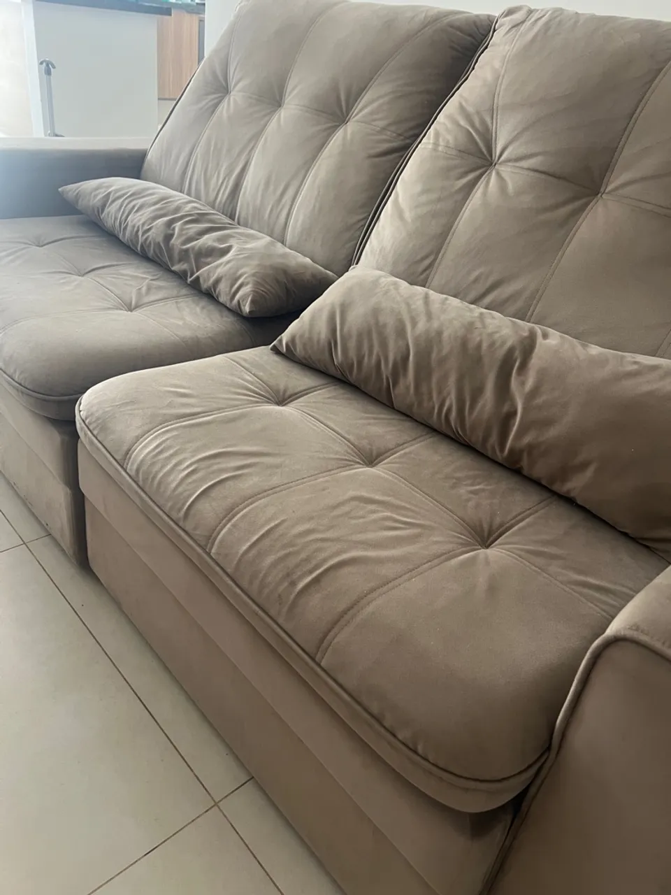 Sofá moderno 2 lugares com almofadas
