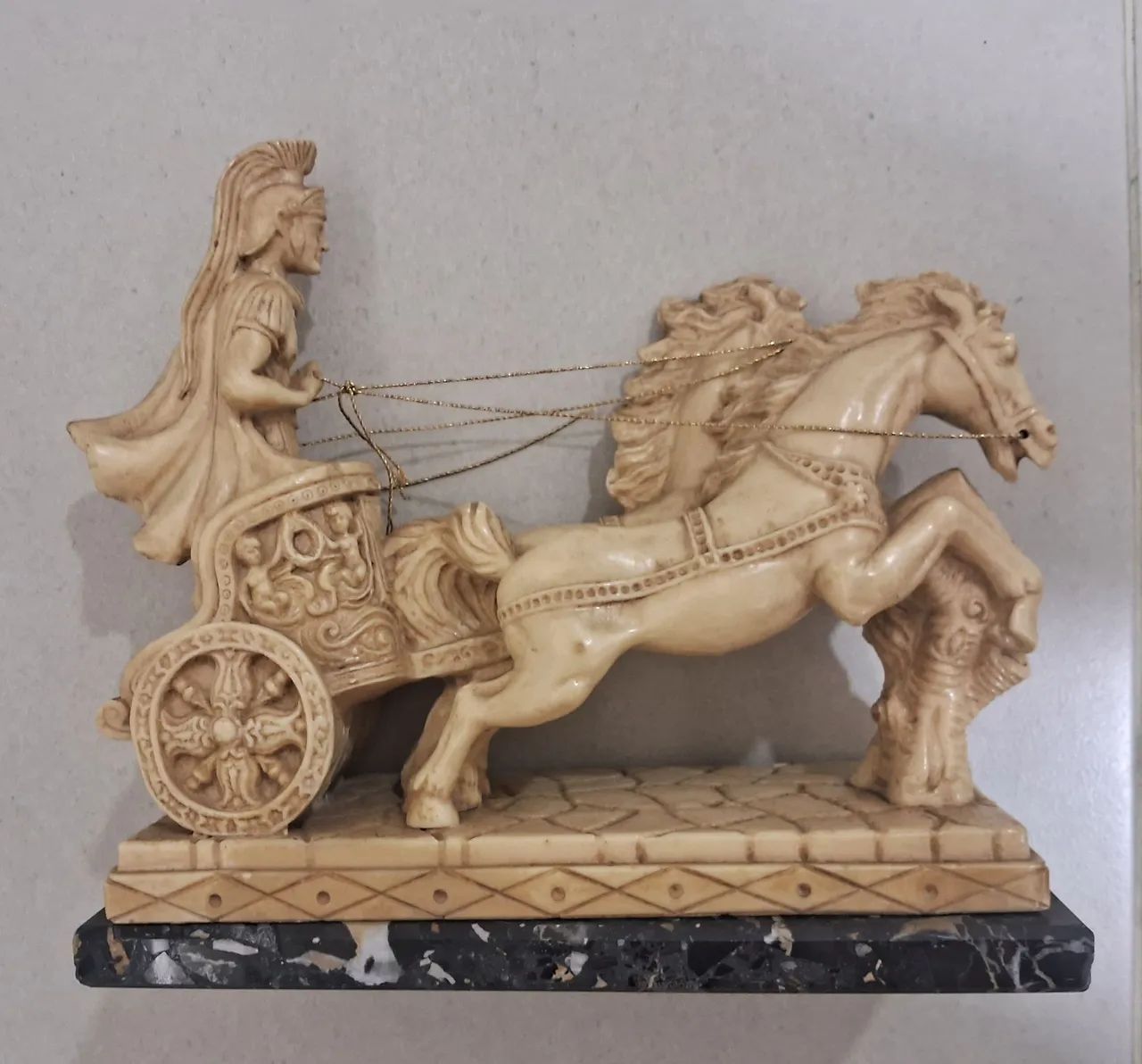 Escultura em pedra  de biga romana - made in Italy