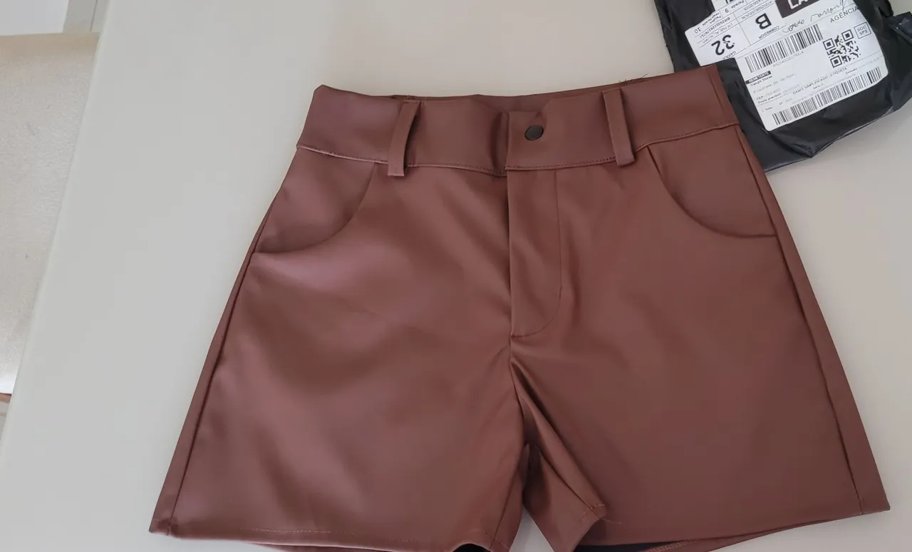 Shorts de couro sintético marrom