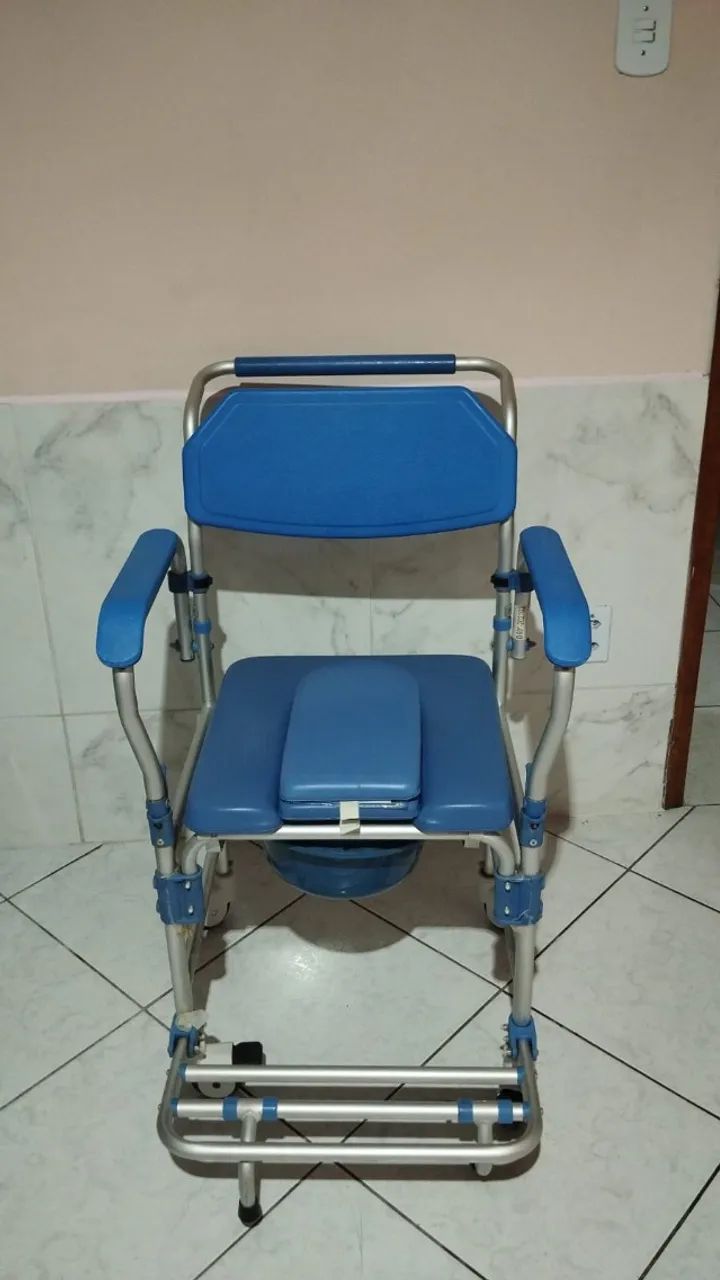 CADEIRA DE BANHO RESISTENTE EM ÓTIMO ESTADO