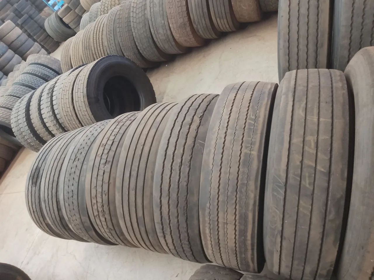 Vende-se pneus 295/80R22. 5 usados  - Foto 4