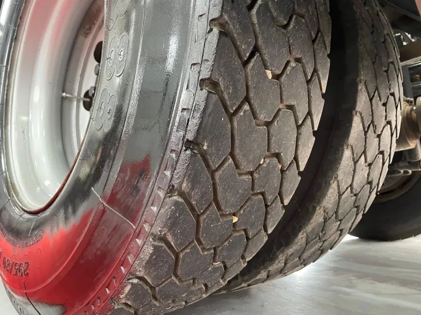 MB AXOR 2544 6X2 ANO 22 MERCEDES BRNZ SUSP MOLA - Foto 13