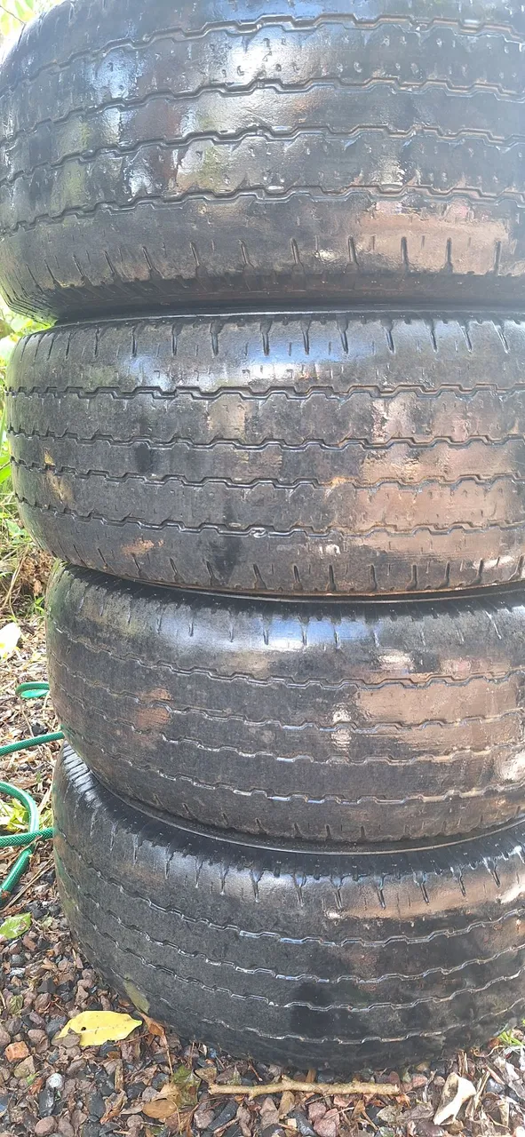 Jogo de pneus usados com rodas 265/70 R15