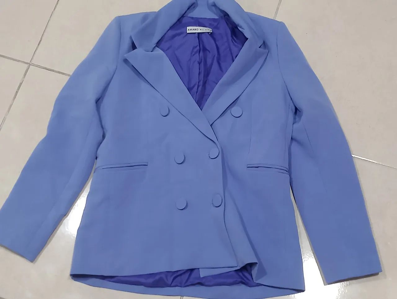 Blazer feminino azul. AMARO