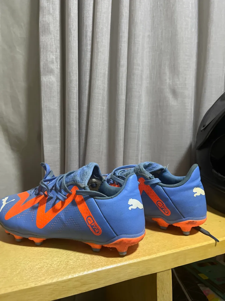 Chuteiras Puma Azul e Laranja