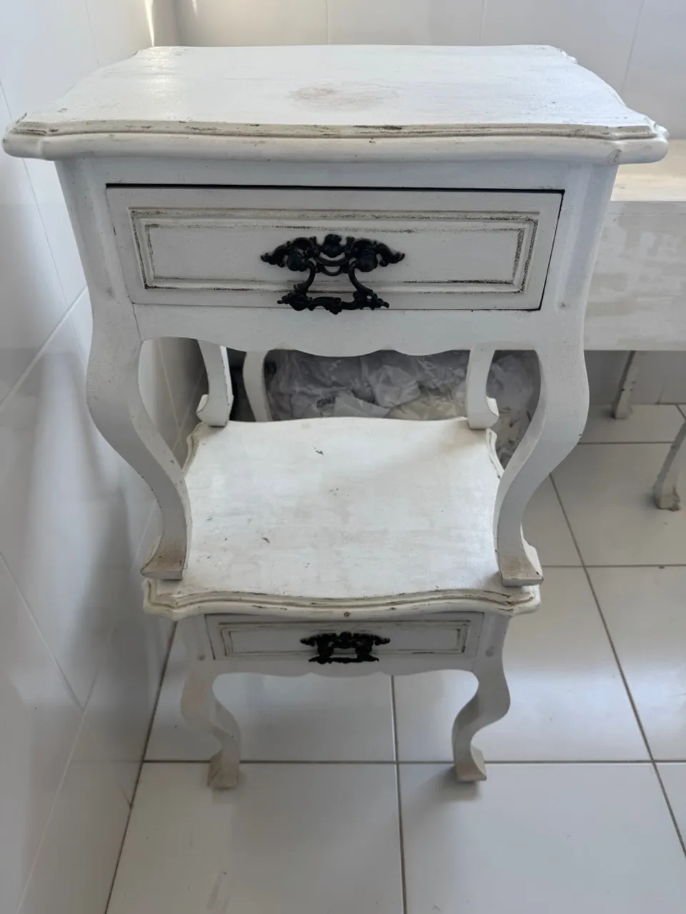 Mesa de cabeceira provençal branca com gavetas