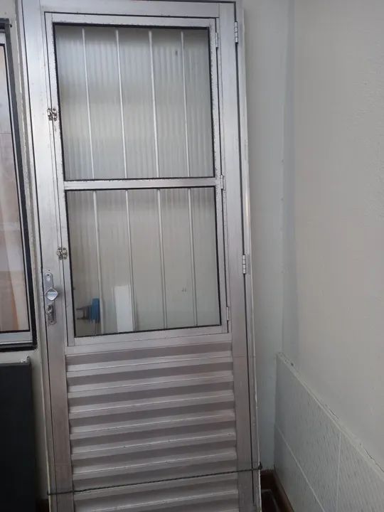 Porta de Alumínio com Grade e Veneziana - Foto 2