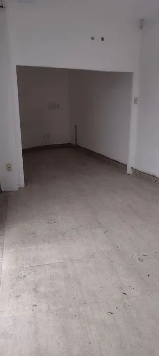 Ponto comercial com porta de aço e vitrine - Foto 5