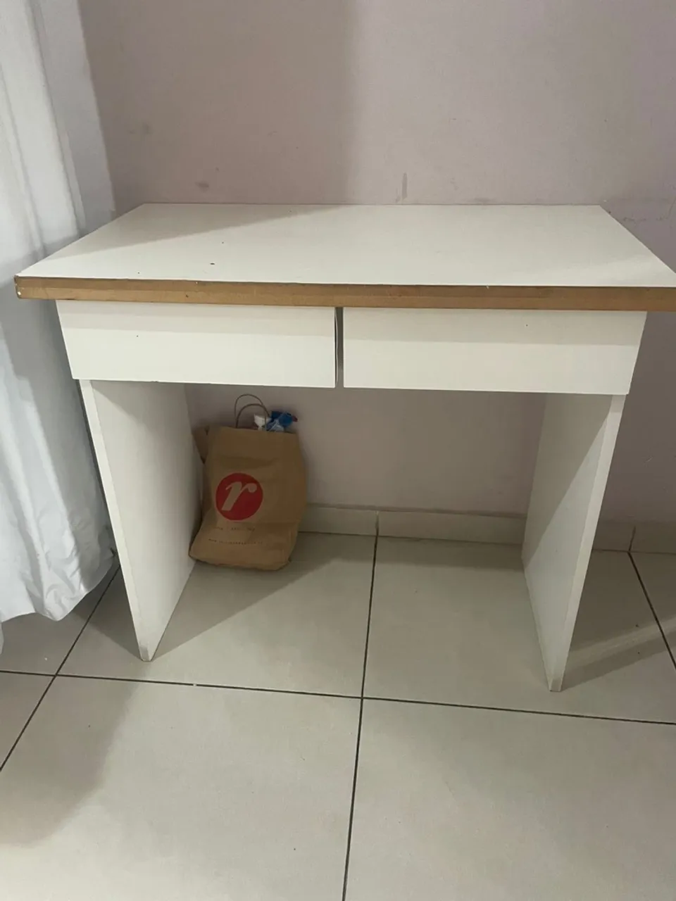 Mesa com gavetas.