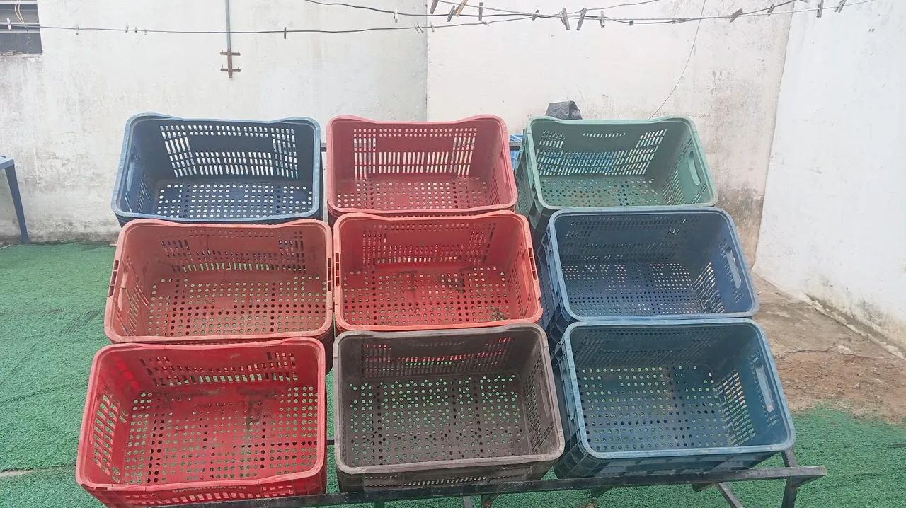 Caixas plásticas para comércio , com balcão 