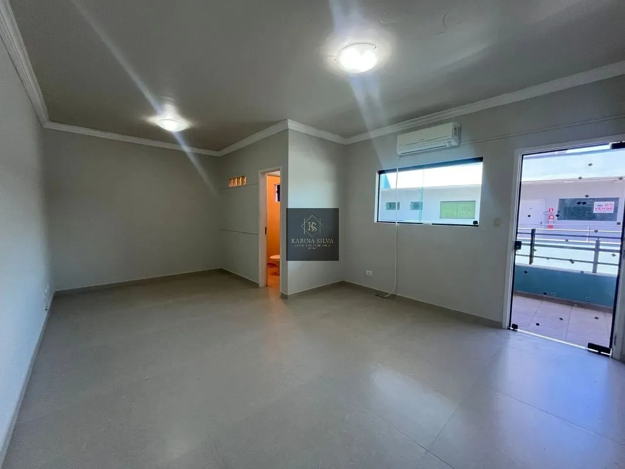 Sala comercial de alto padrão à venda no Centro de Taubaté-SP, com 1 sala, 1 banheiro e 28