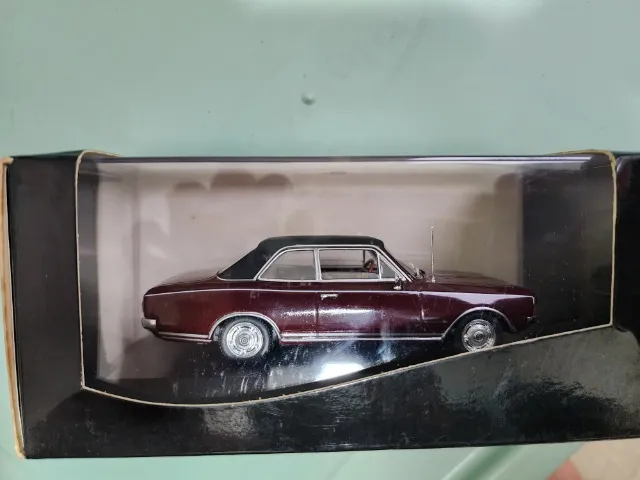 Miniatura de carro Opel/Opala 1966 em escala 1:43 Minichamps