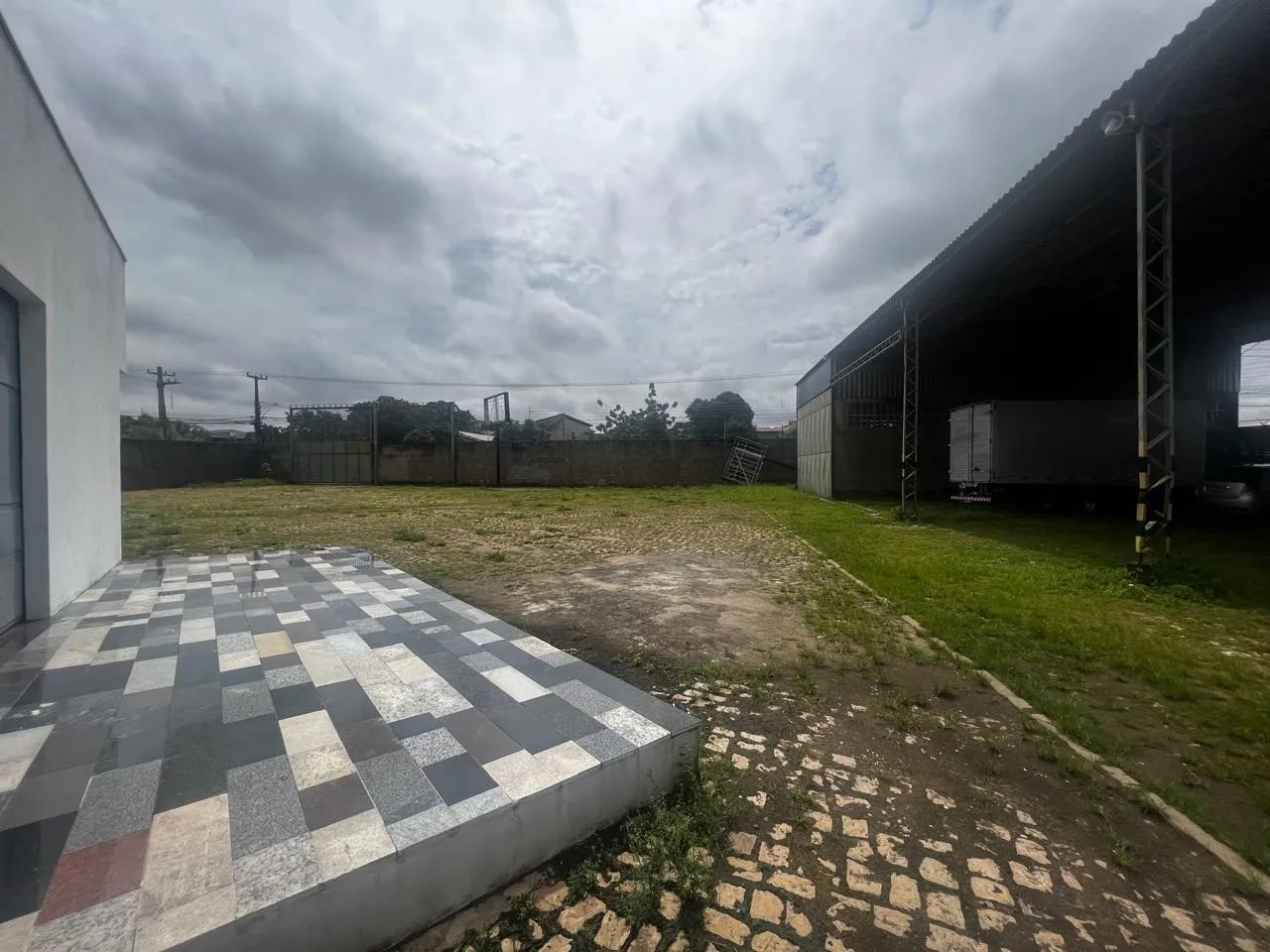 Imóvel comercial no Bairro Aeroporto, com 1.800 m², pátio e galpão ideal para garagens e - Foto 4