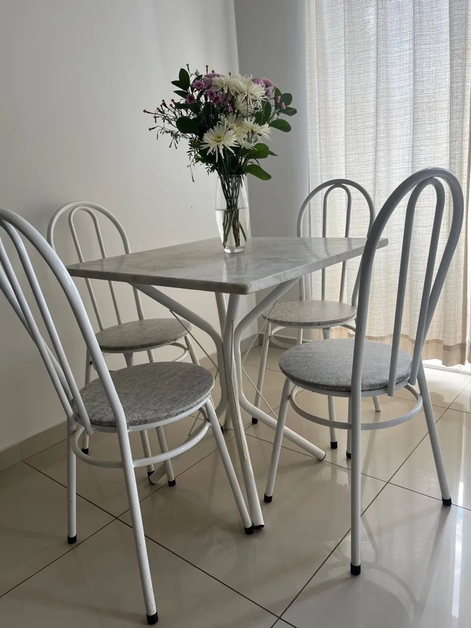 Conjunto de Mesa e Cadeiras 4 lugares