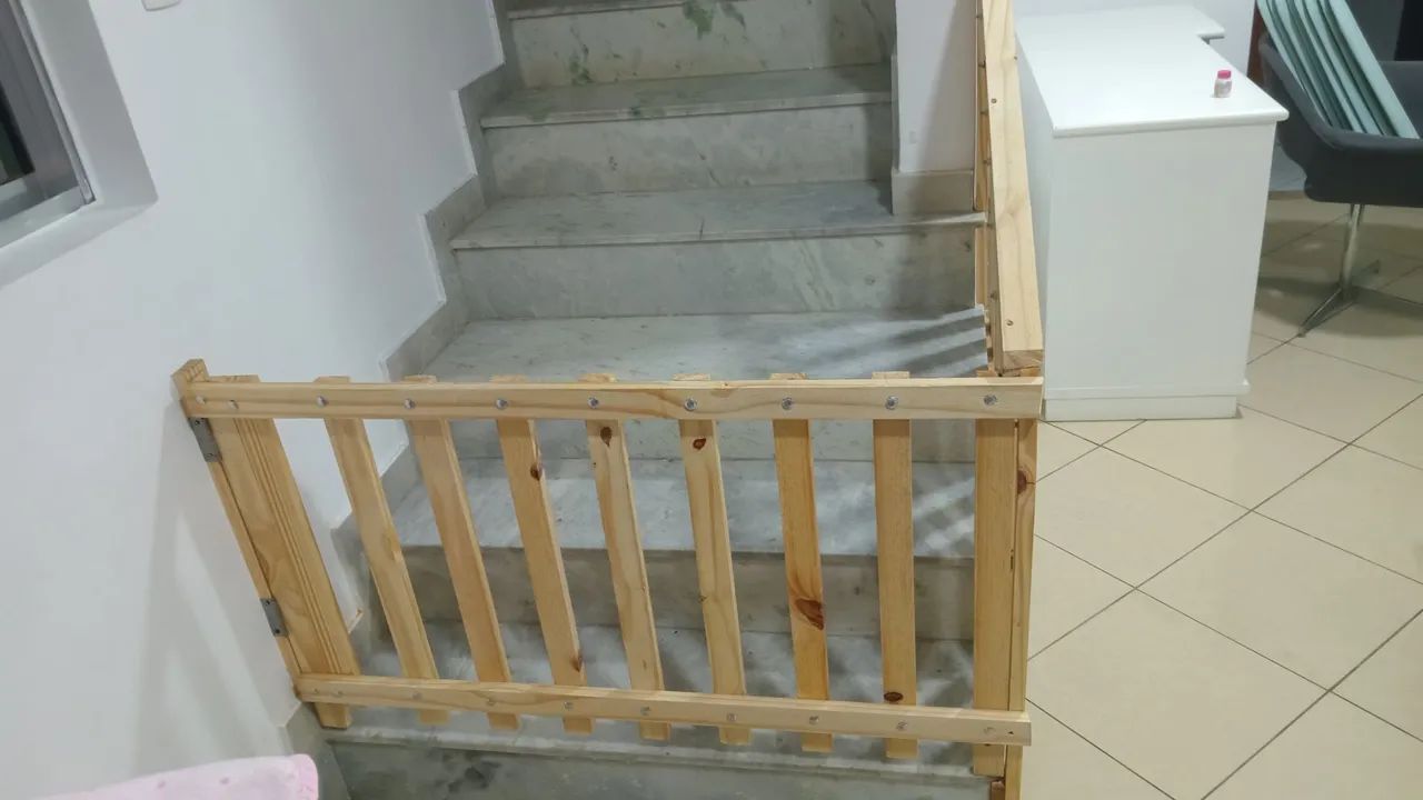 Portãozinho de proteção para escada em madeira
