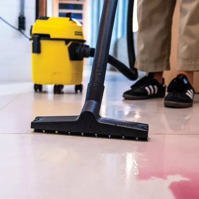 Aspirador de Pó e Água Karcher WDL 1 1500W Tanque 10L Alcance de 7,5m Função Soprador