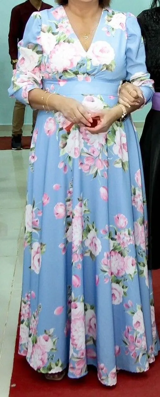Vestido Longo Azul com Estampa Floral Elegante