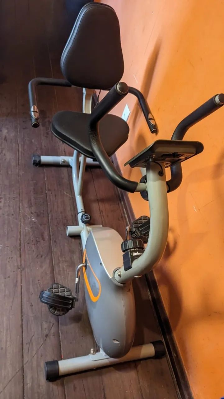 Bicicleta Ergométrica Horizontal Evolution RB 602 em ótimo estado.
