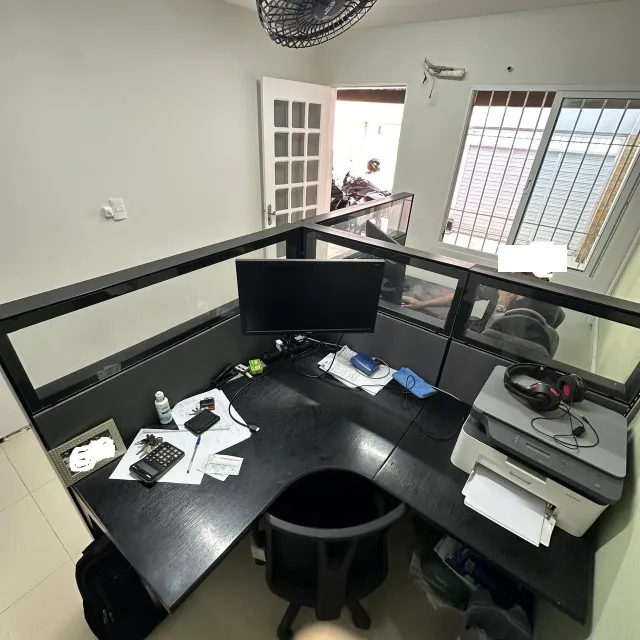 Mesa de Escritório 4 Posições em Alumínio, Ferro, Vidro e Madeira- Bom Estado!