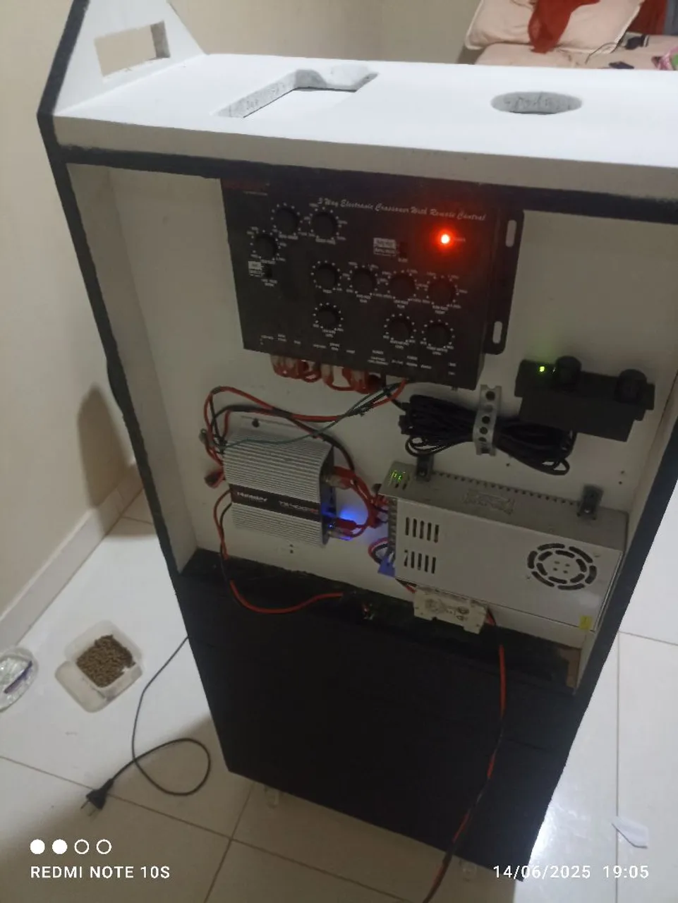 Caixa de som amplificada com crossover e fonte