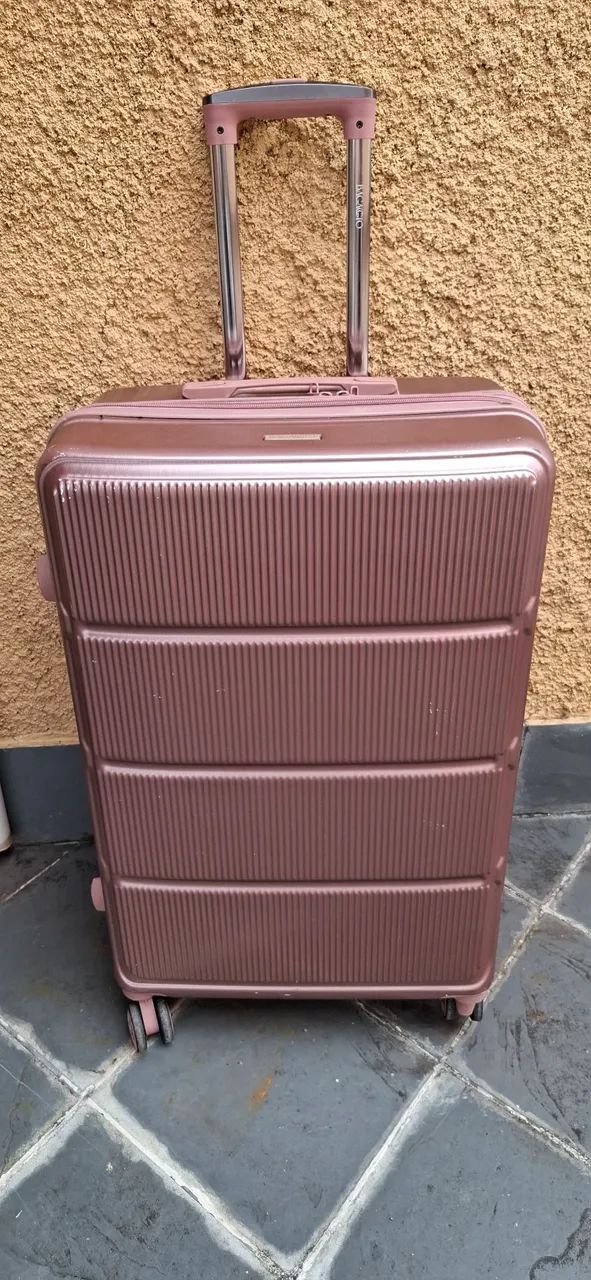 Mala rígida rosa cintilante Bagaggio, 73 alt x 47 larg x 31 prof. Falta 1 roda. Resto ok.
