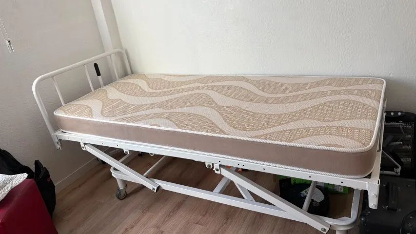 Cama hospitalar + colchão ortopédico + brinde suporte de soro