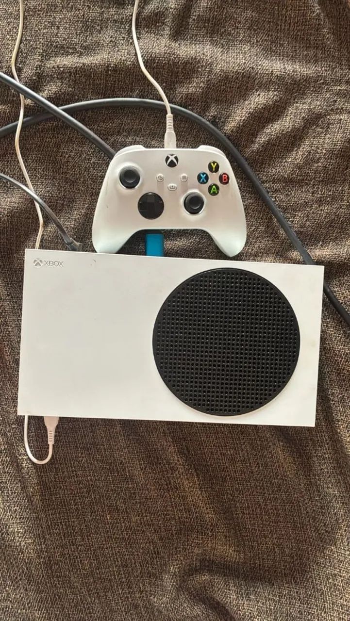 Xbox série S com cabos 