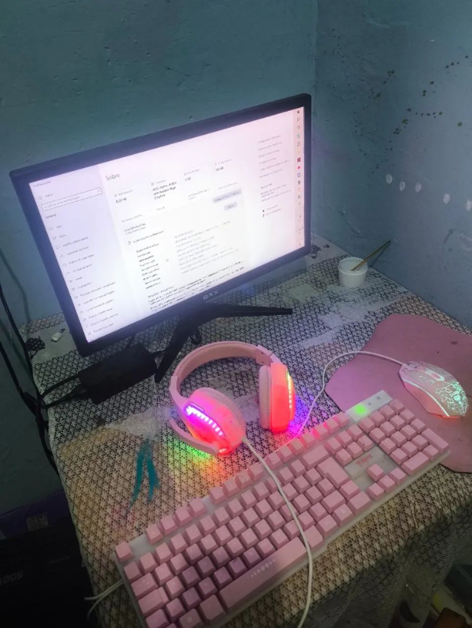 Monitor  + teclado e Mouse