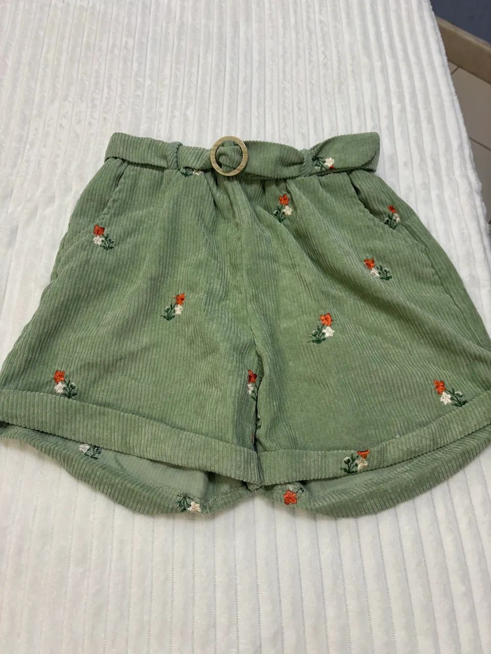 Short Veludo Cotelê Verde Sálvia com Bordado Floral e Cinto Fivela - Foto 2