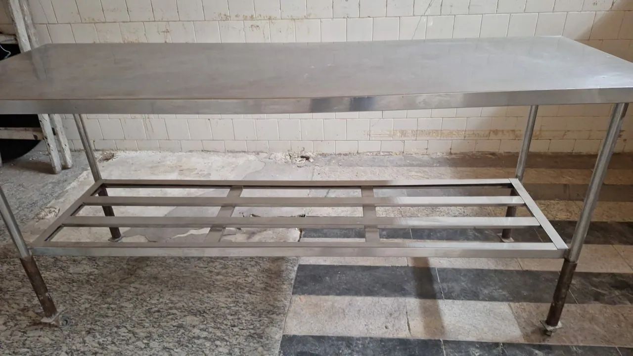 Mesa com Gradil Inox 