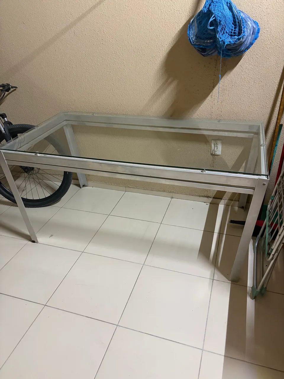 Mesa com a base de aço e superfície de vidro, S/cadeiras 160 x 80