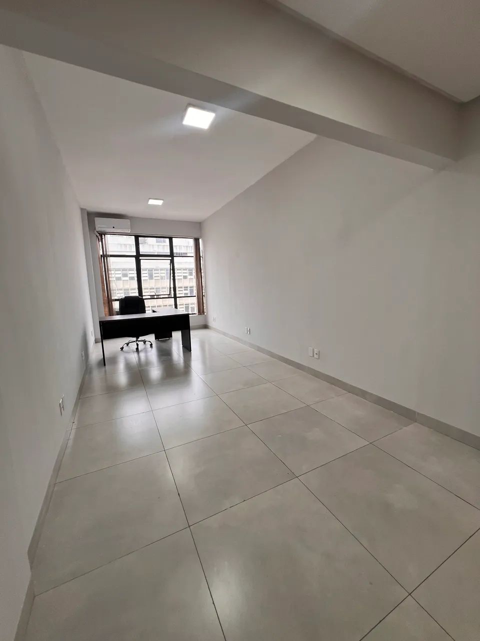 Sala Comercial com mesa de escritório no centro de Goiânia  - Foto 5