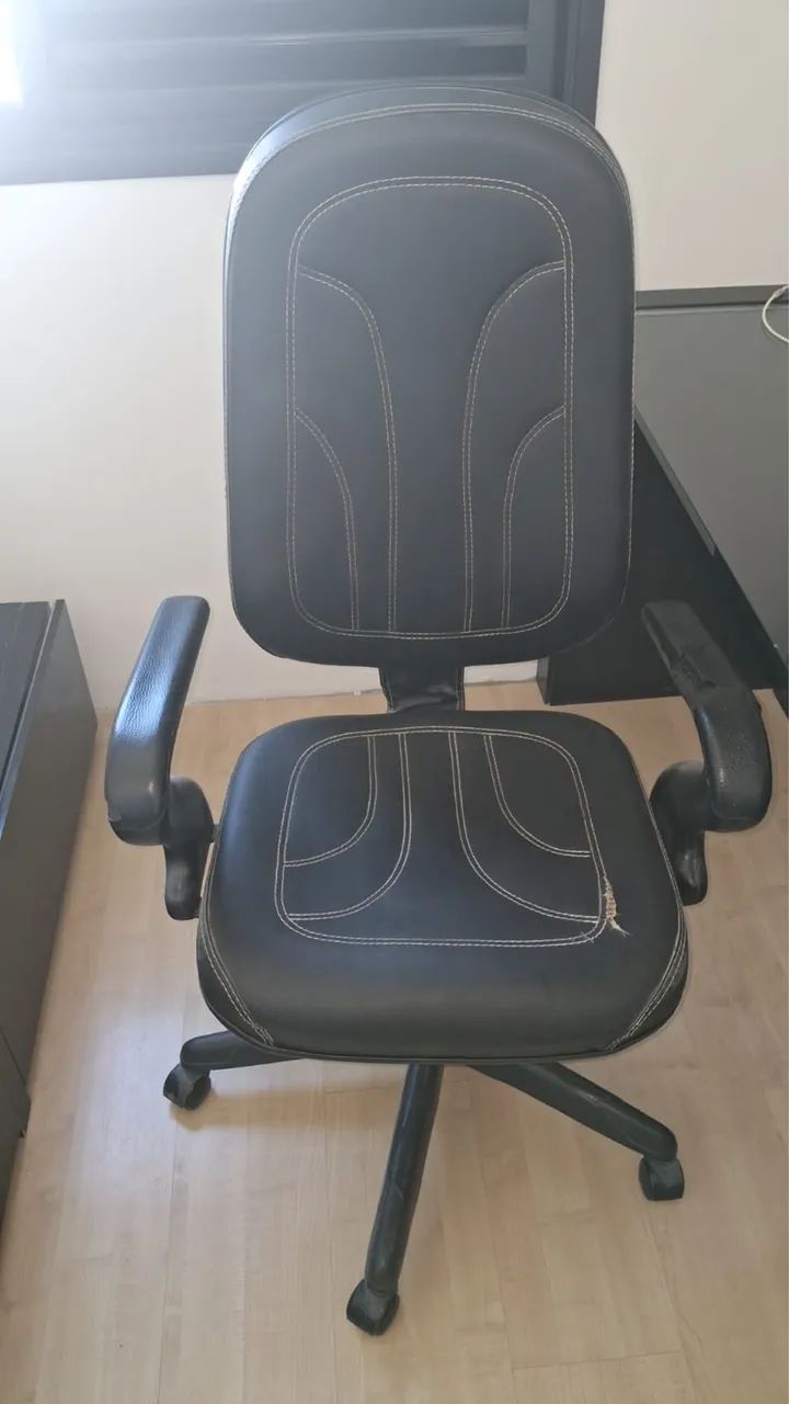 Vendo cadeira de escritório usada