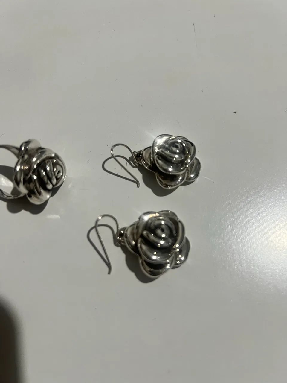 CONJUNTO DE BRINCOS E ANEL ROSAS EM PRATA 925  - Foto 2