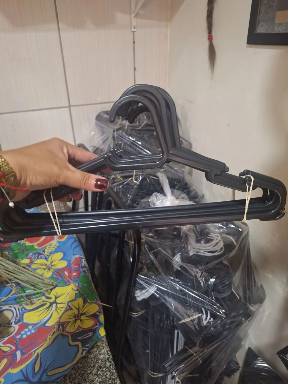 Lote de Roupas/Cabides - Foto 4