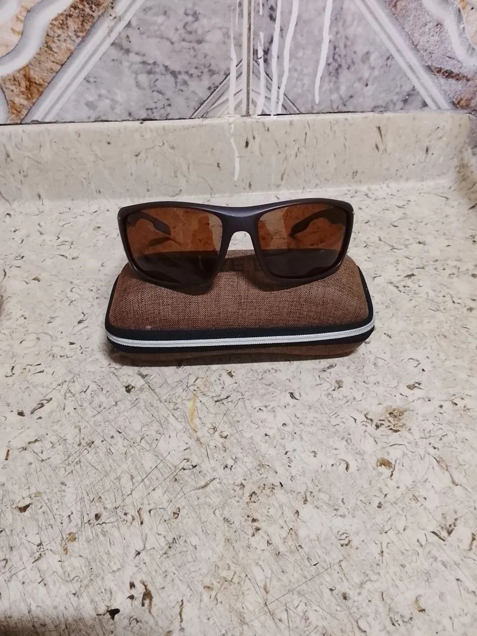 Óculos de sol moderno e conservado 