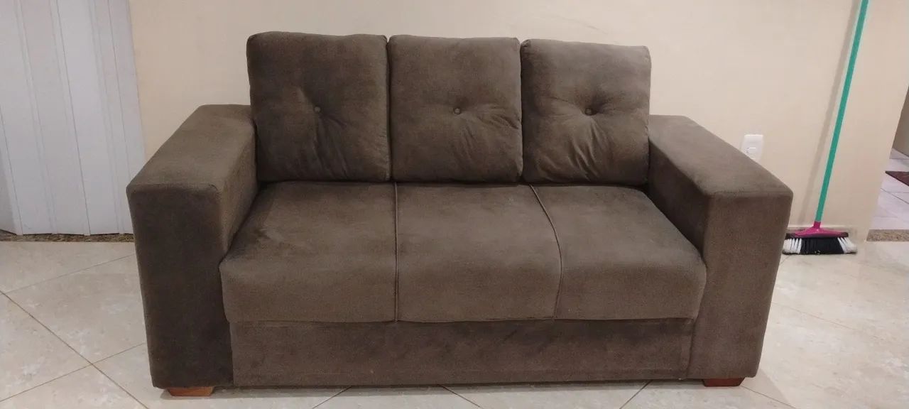Sofá três lugares 