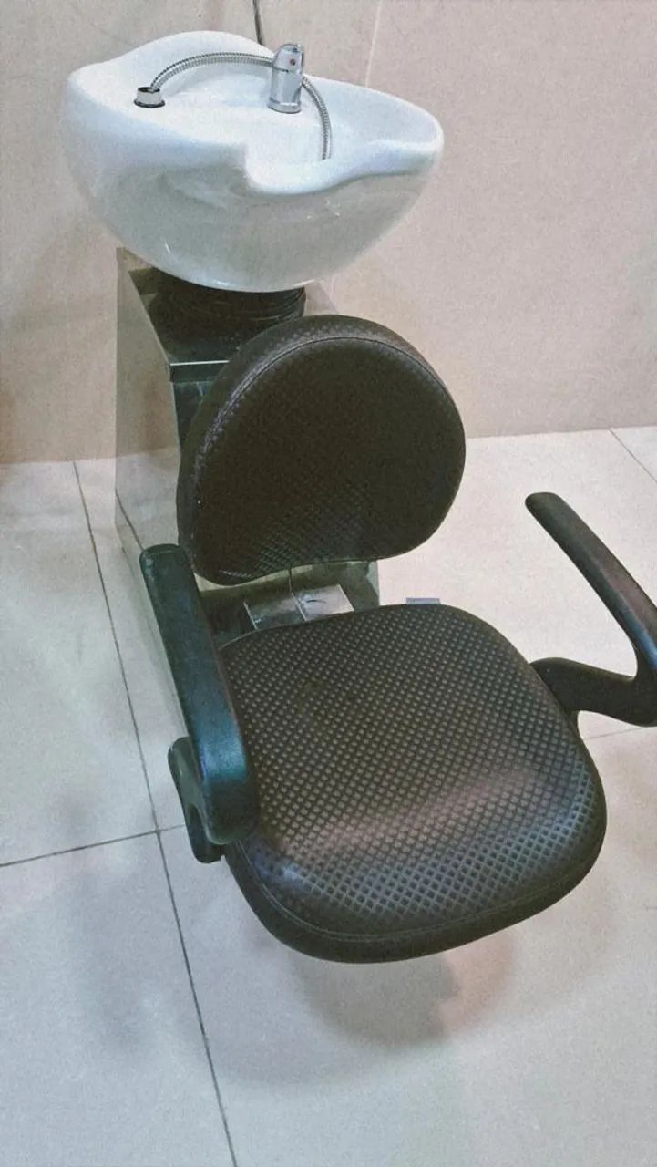 Vendo um lavatório e 2 cadeiras para salão, ou barbearia,estão em ótimas condições - Foto 4