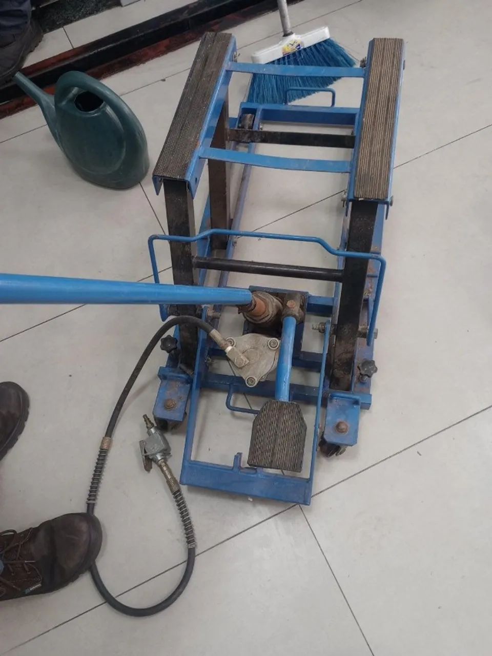 ELEVADOR PNEUMÁTICO PARA MOTOCICLETAS 