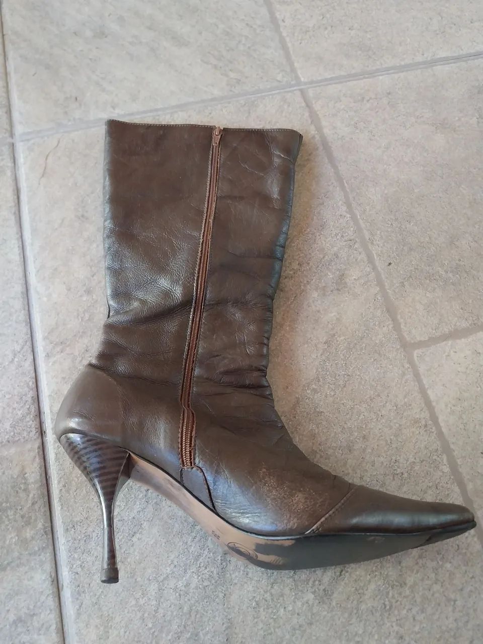 2 botas couro forradas tam 39 cores: preto e café  - Foto 3