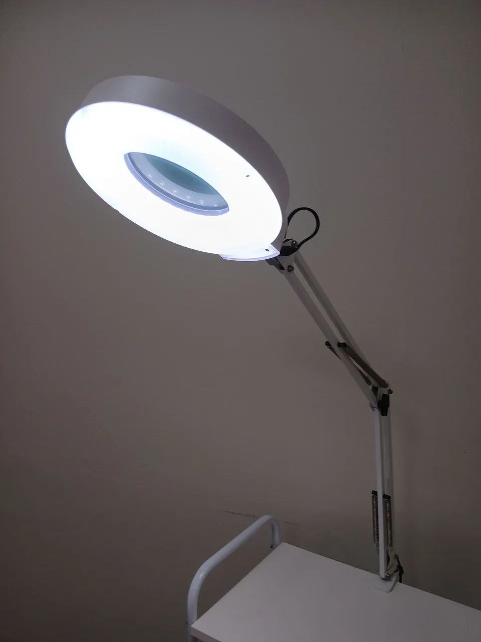 Lupa articulada de bancada com led - Foto 2