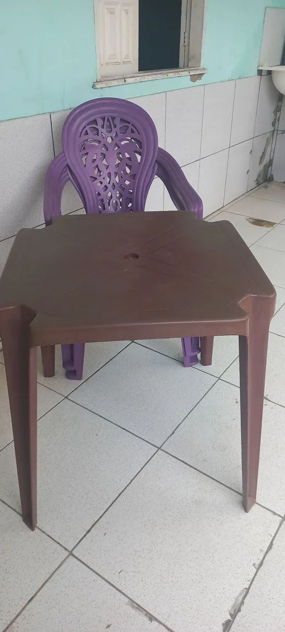 Vendo essa mesa com 2 cadeiras