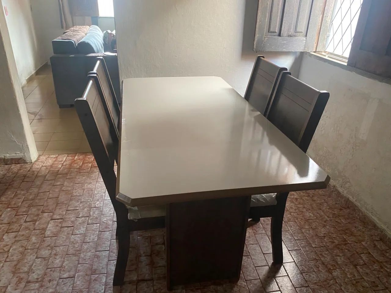 Vendo Mesa de jantar / com 4 lugares 650$ pra vender logo - Foto 4