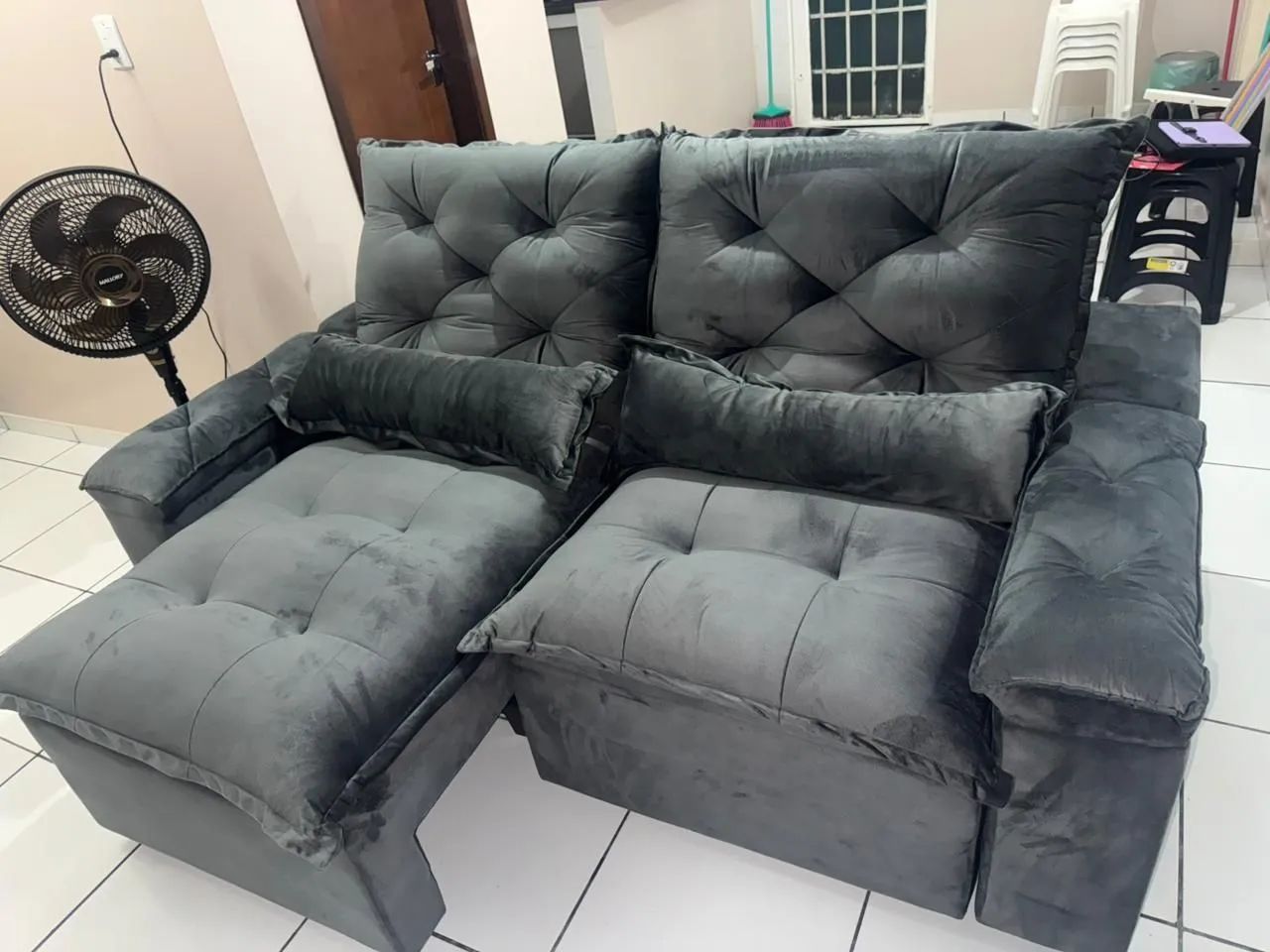 Sofá. Disponível. Frete grátis. 
