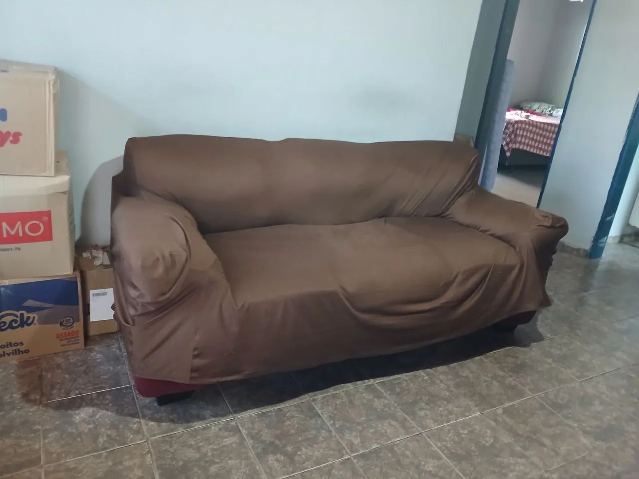 Sofa de 2 e 3 lugares cor vindo ( capa marron de brinde ) - Foto 2