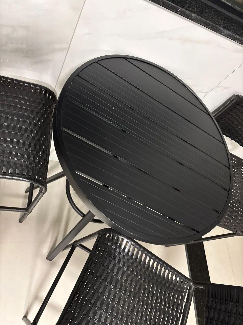 Conjunto mesa de alumínio ripado com 3 bancadas  - Foto 2