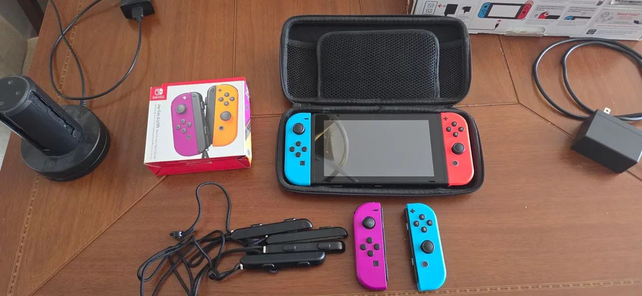 Nintendo Switch 1 + 2 controles + base carregadora