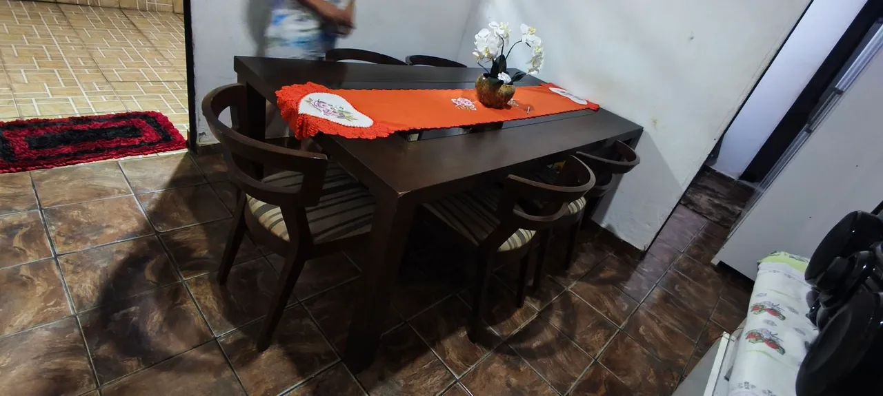 Mesa de madeira com vidro no meio - Foto 2