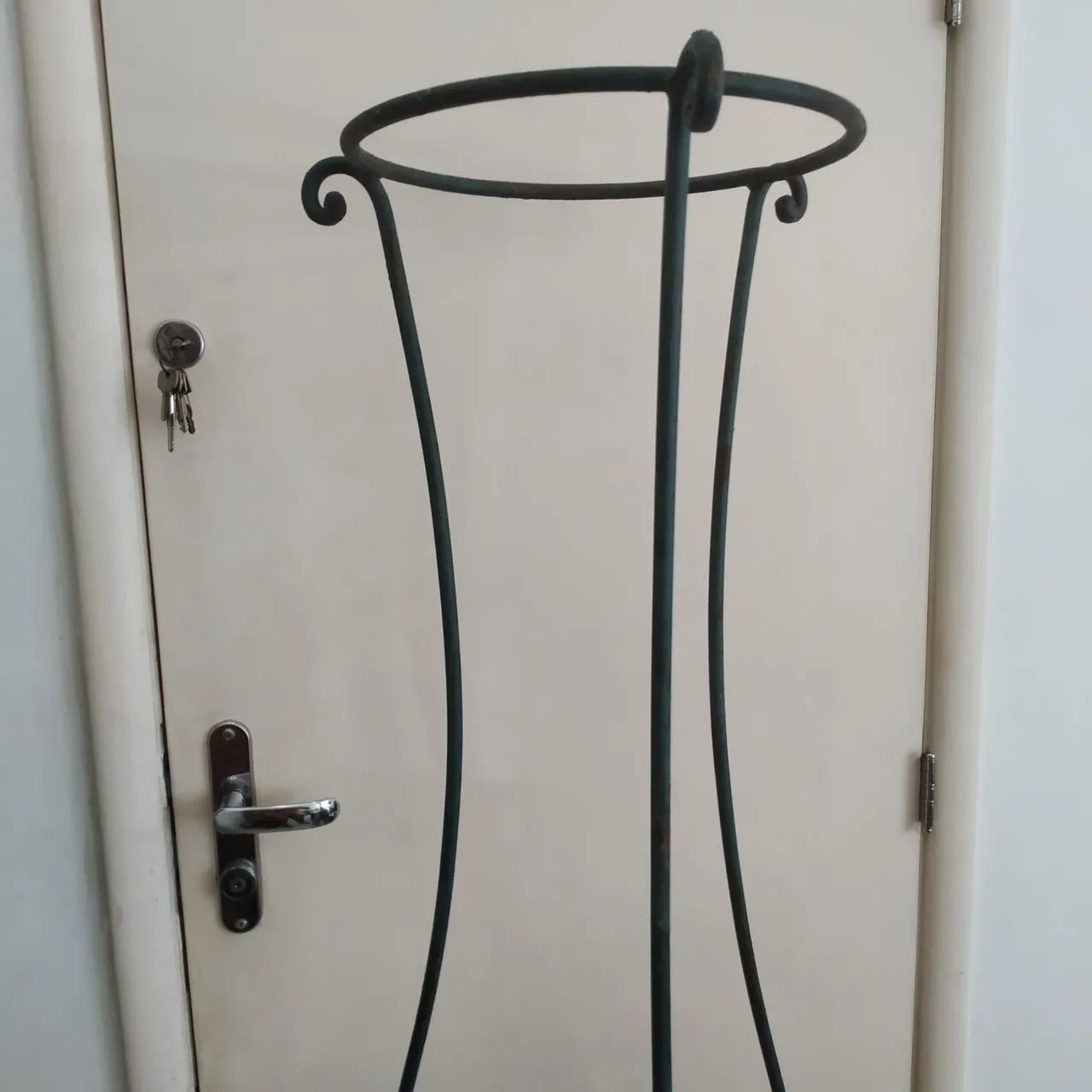 Suporte de ferro para vaso antigo com 175cm - Jardinagem e Plantas ...